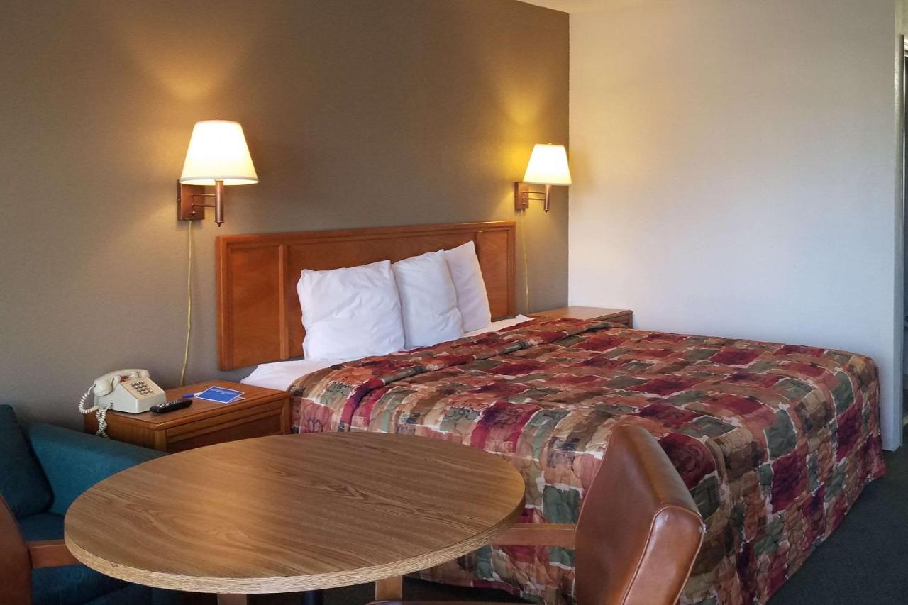 Travelers Inn & Suites Sumter Exteriör bild